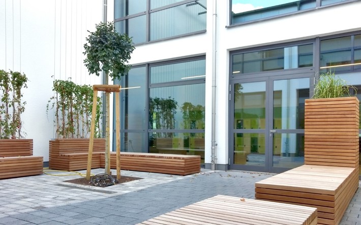 Der Lichthof als Außen-Klassenzimmer nach der Sanierung