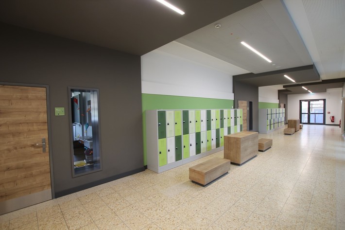 Neuer Klassenzimmerflur mit Spinden