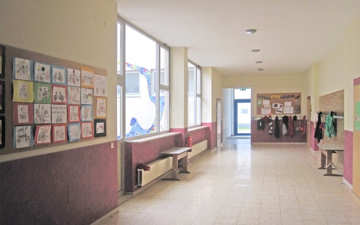 Der untere Schulflur mit dem Ausgang links zum Lichthof vor der Sanierung