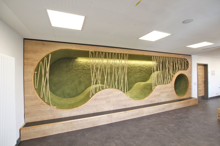 ... die tolle Schülerbibliothek mit Liegewiese